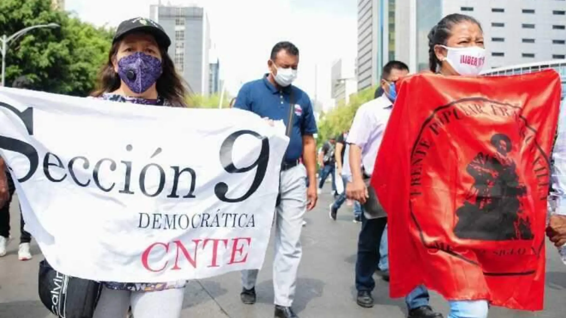 Maestros de la CNTE realizan marcha